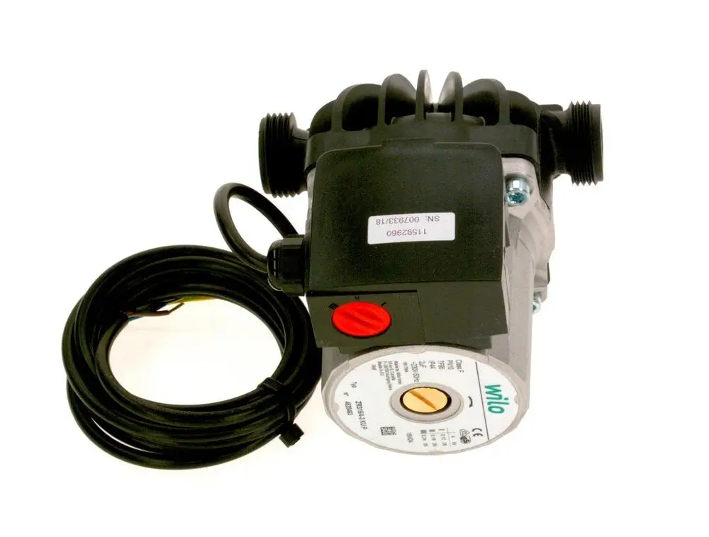 BOSCH Pumpe mit schwarzem Gehäuse, sichtbarem Anschluss und Steuerungseinheit. Kabelanschluss zur Stromversorgung auf der linken Seite.